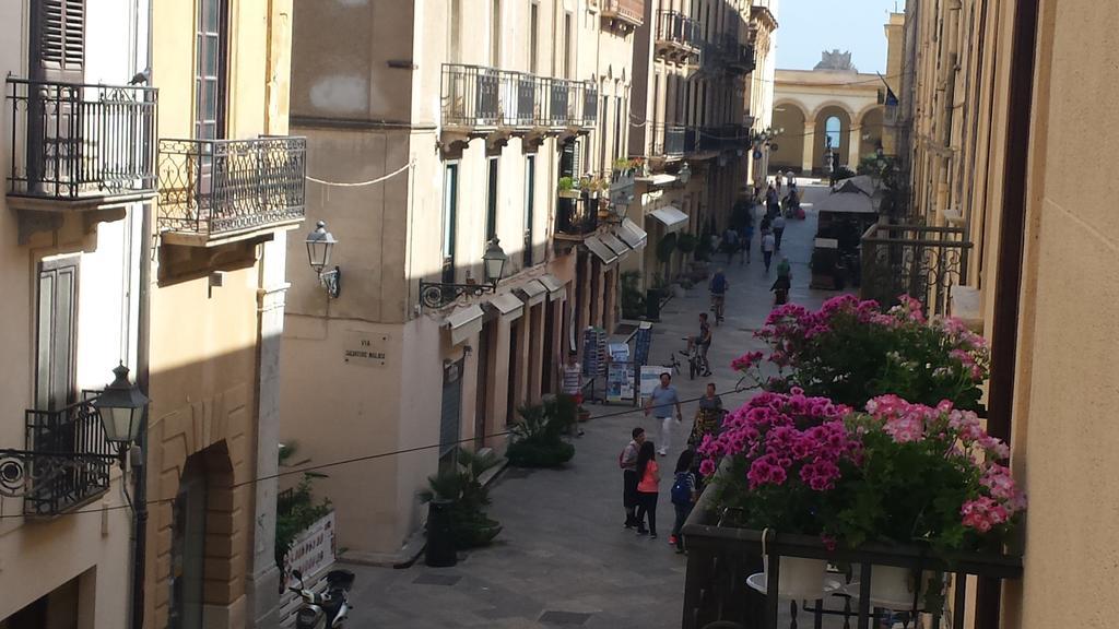B&B Arco Dell'Orologio ตราปานี ภายนอก รูปภาพ